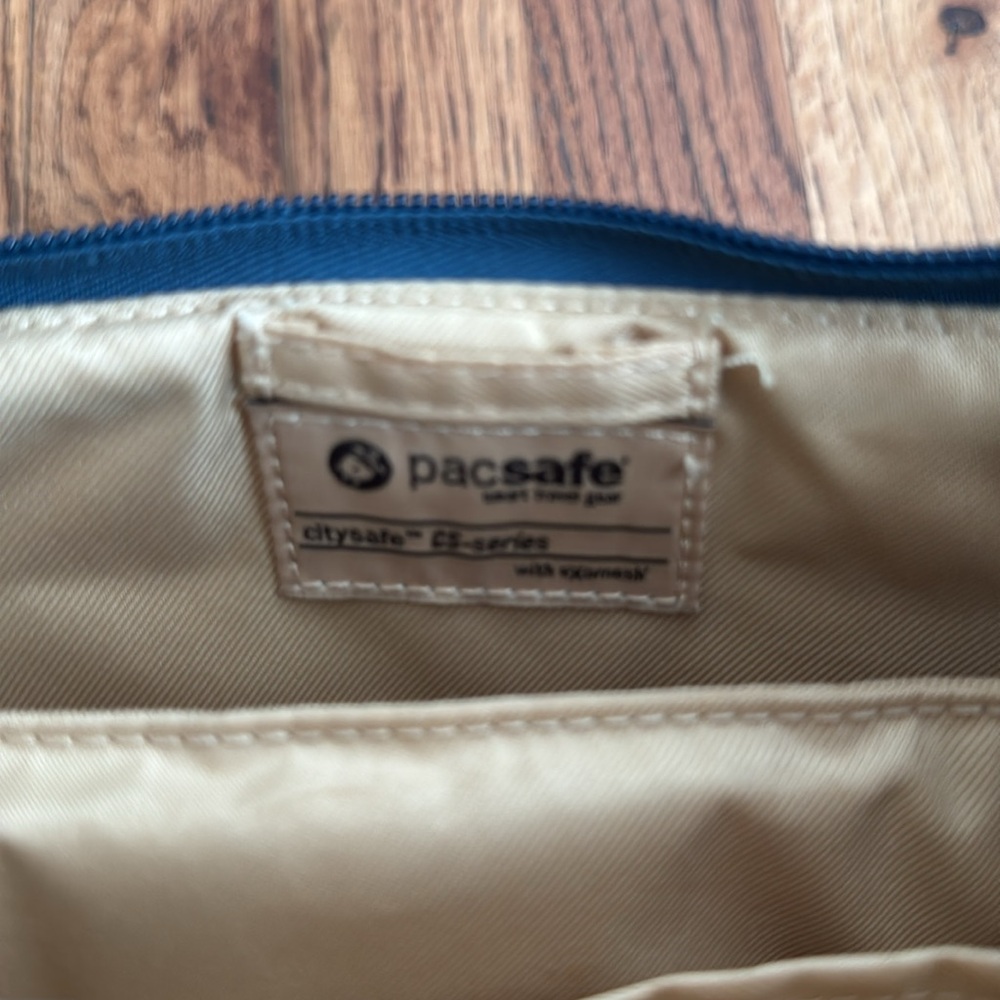 Pacsafe Antitheft Crossbody bag  Citysafe CS series in Tidal Teal - Picture 4 of 11